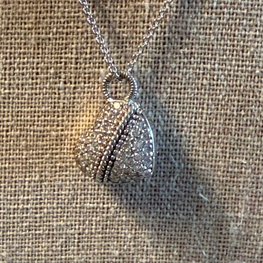 Beautiful Judith Ripka Pendant
5 grams
(Chain not included)